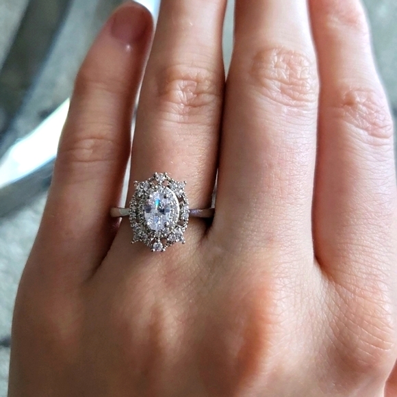 New Elegant Engagement/Wedding Ring - Picture 2 of 7